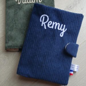 Protège Carnet de Santé Personnalisé – Velours Côtelé & Gaze de Coton Oeko-Tex